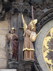 Прага. Архангел Михаил на Староместской ратуши