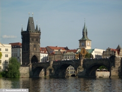 Прага. Вид на Карлов мост со стороны левого берега Влтавы