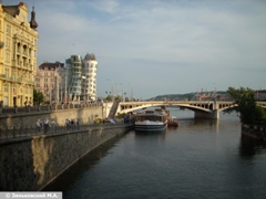 Прага. Правый берег Влтавы и танцующий дом на дальнем плане слева
