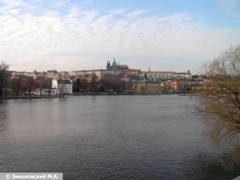 Прага. На левом берегу Влтавы на дальнем плане Пражский Град