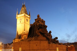 Прага. Памятник Яну Гусу и надпись на фасаде «Любите людей»