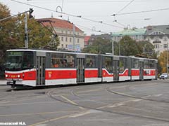 Прага. Трамвай Tatra с выходом на обе стороны